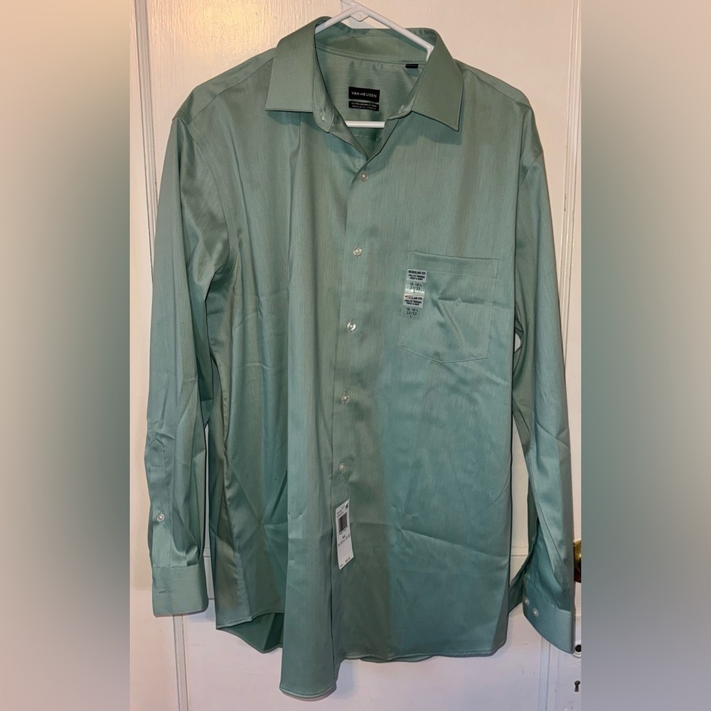 Men’s Large Van Heusen button down collared shirt